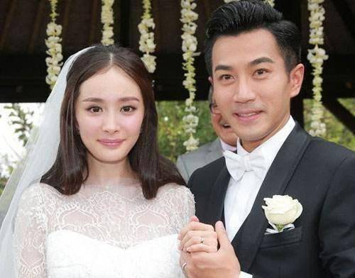 杨幂算是近几年来比较特殊的,迎亲敬茶环节没有穿传统的龙凤褂,而是