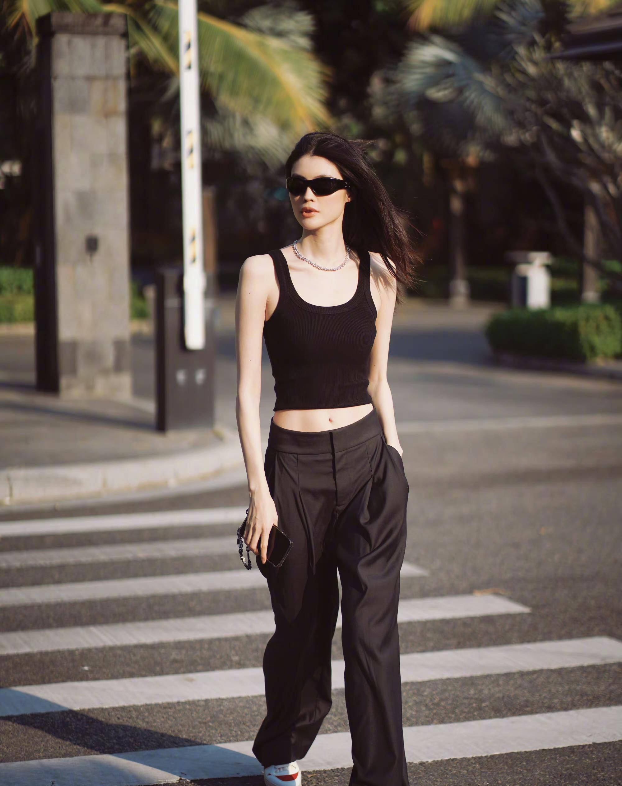 何穗日常穿搭超吸睛气质又火辣,不愧是超模