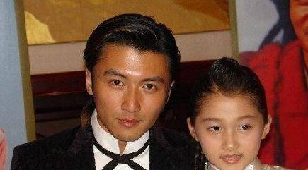 谢霆锋童年女装撞脸关晓彤,眉眼极相似,网友:好看的人总是像的_演技