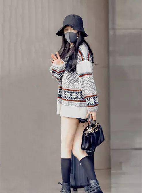 长筒袜搭配马丁靴穿,腿精真是够任性_机场_耳环_款式