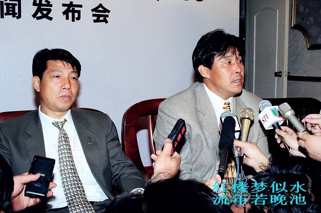 27年前大连万达vs申花,小王涛pk谢晖,美女啦啦队 球迷标语抢镜_比赛