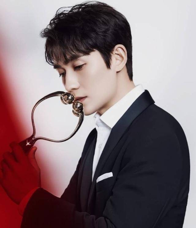 新晋人气男神朱一龙,黑色的条纹西装配寸头,不愧是小哥喜欢的人_文艺