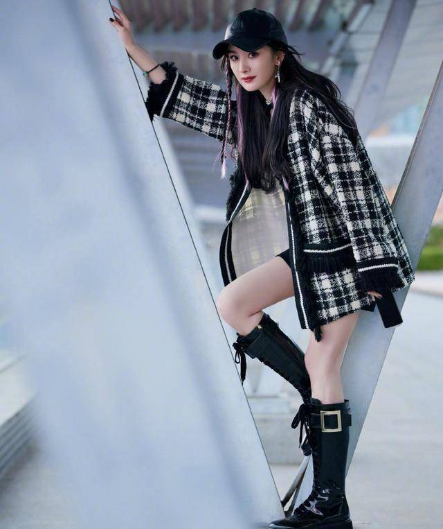 杨幂为显嫩拼了,短裙配骑士靴不算啥,紫色挑染编发够嘻哈_发型_效果