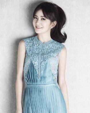 谢娜现身机场捂得严严实实就剩一条缝,全程步履匆匆真是大忙人!