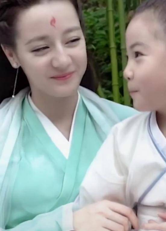 真诚的笑容是装不出来的,这样的热巴也太温柔了吧,做迪丽热巴的妹妹