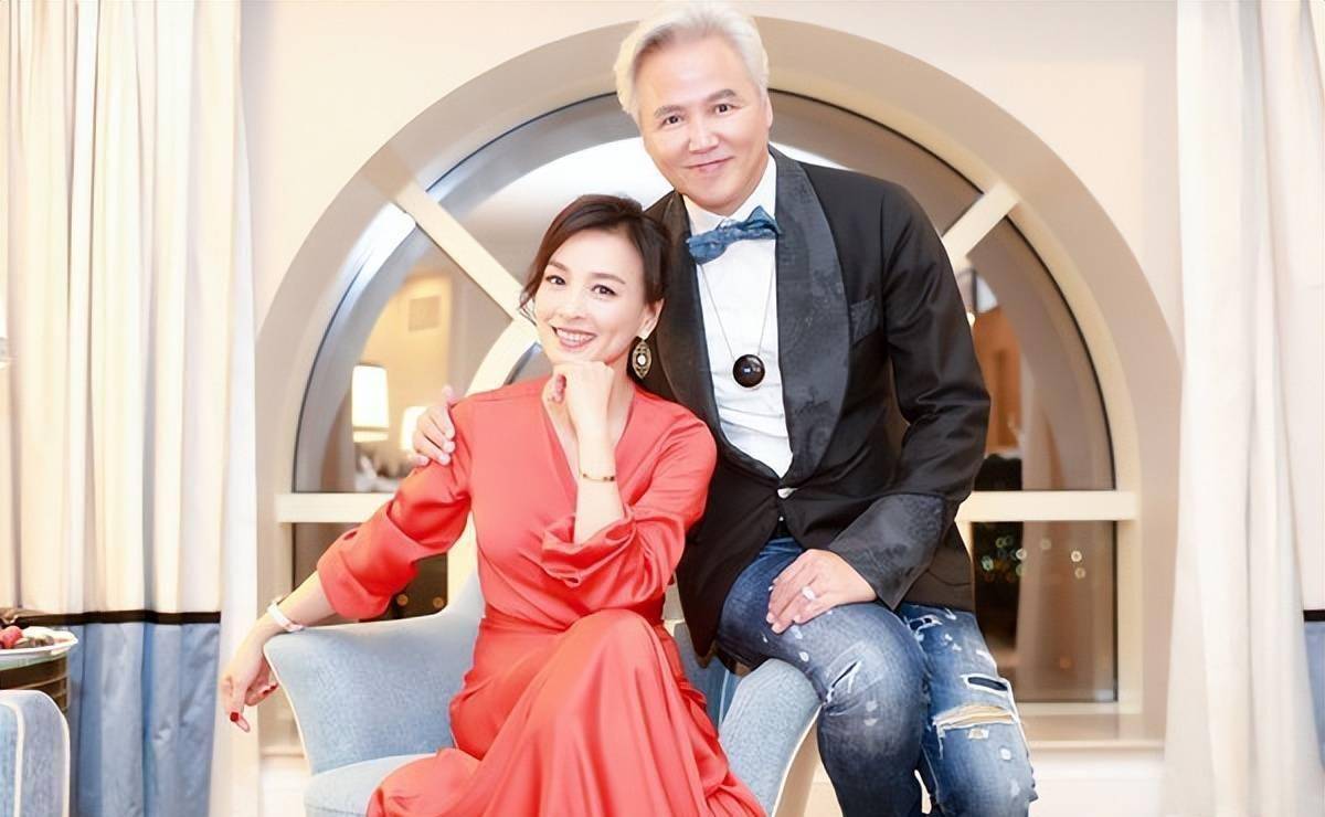 徐峥最新露面状态好,不受张庭影响,以导演的身份跟大家打招呼_陶虹