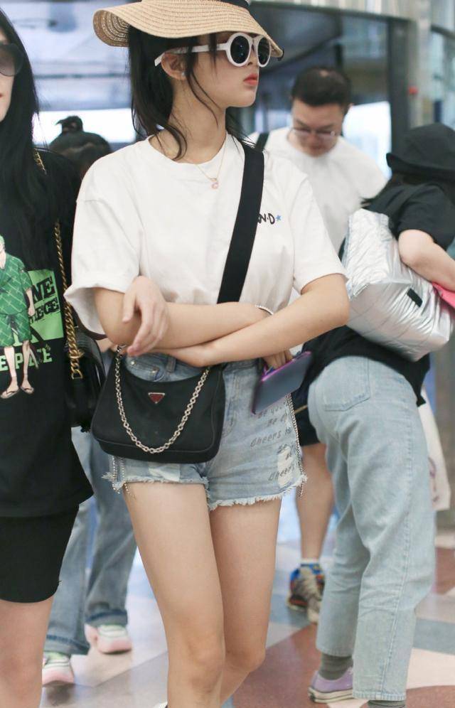 杨超越最新机场照来袭,白t短裤加草帽,网友:莫名盲人既视感_黑色
