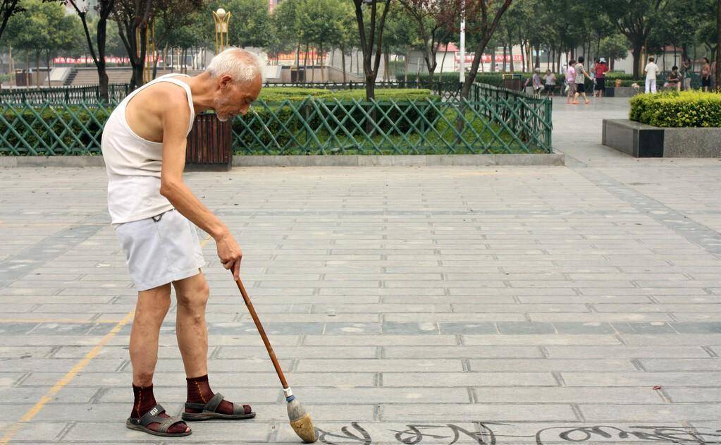 搞笑:一对驼背老头,白天开门吊重物,晚上关门摆(个东西)_谜语_老人