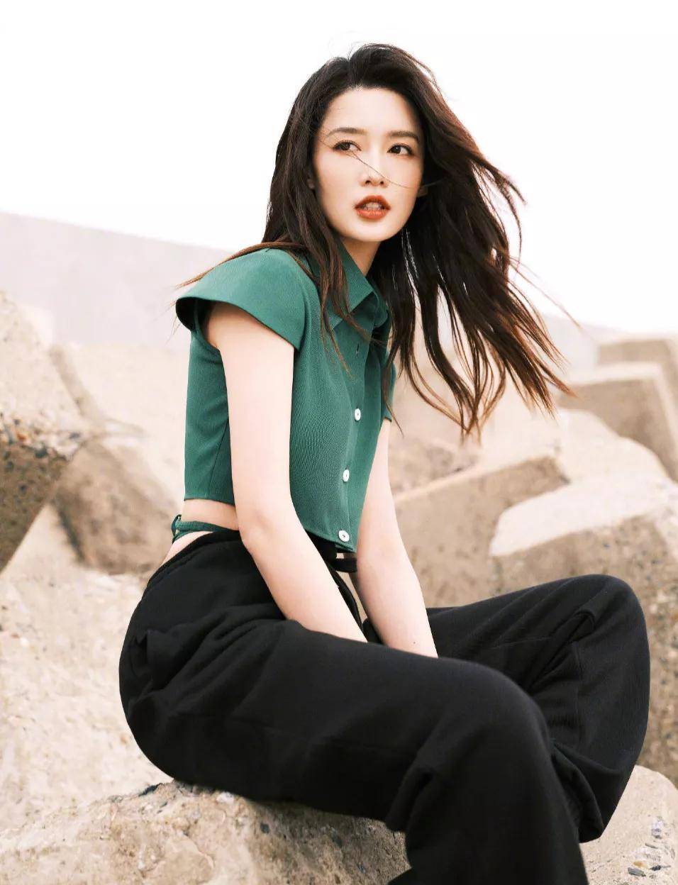 李沁实在是美,小蛮腰上毫无赘肉,黑色裤子尽显修长双腿_穿着_显示