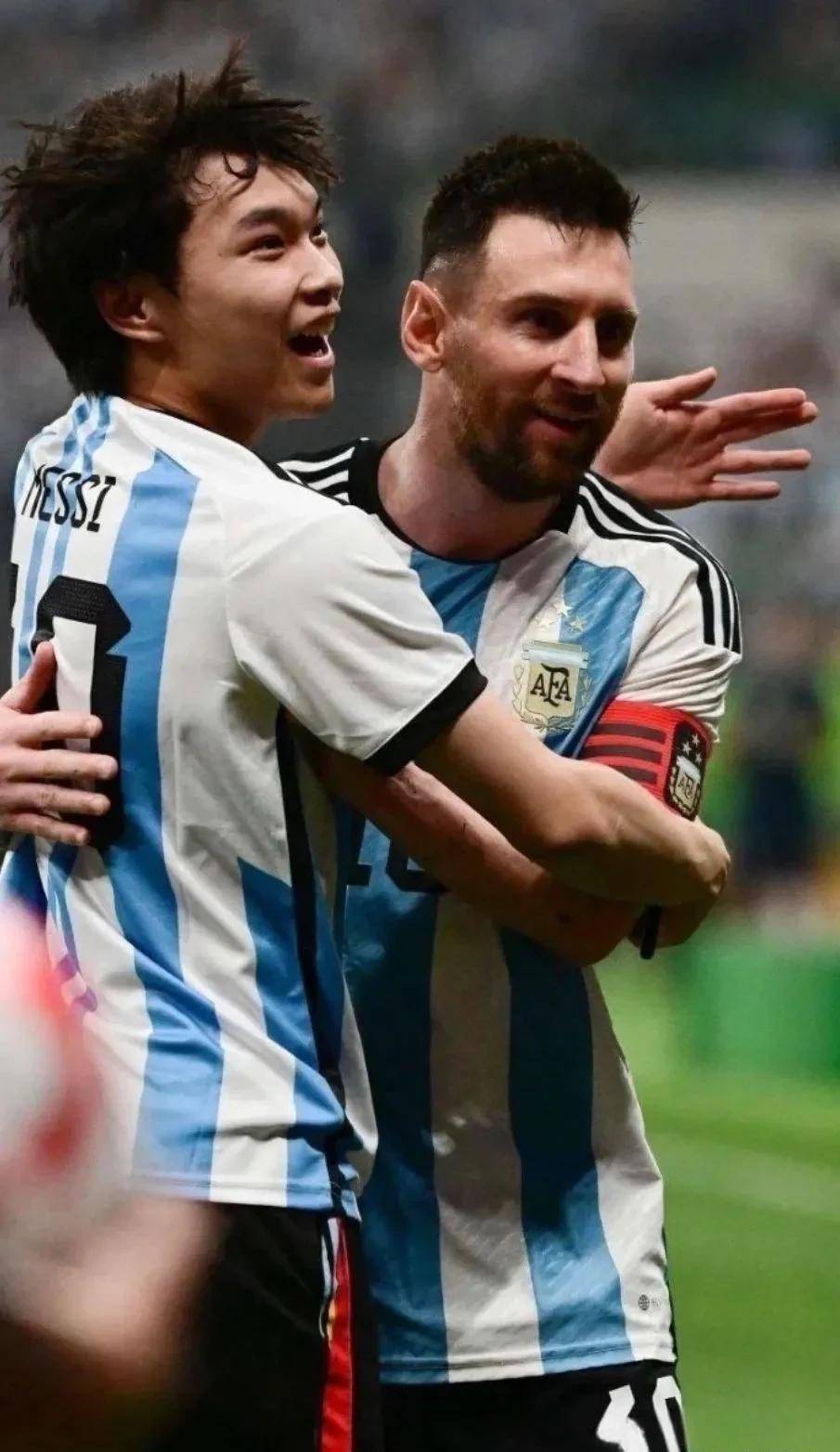 一旁的马丁赫兹见状,知道这名球迷是非常喜欢梅西的球迷,于是拍了拍