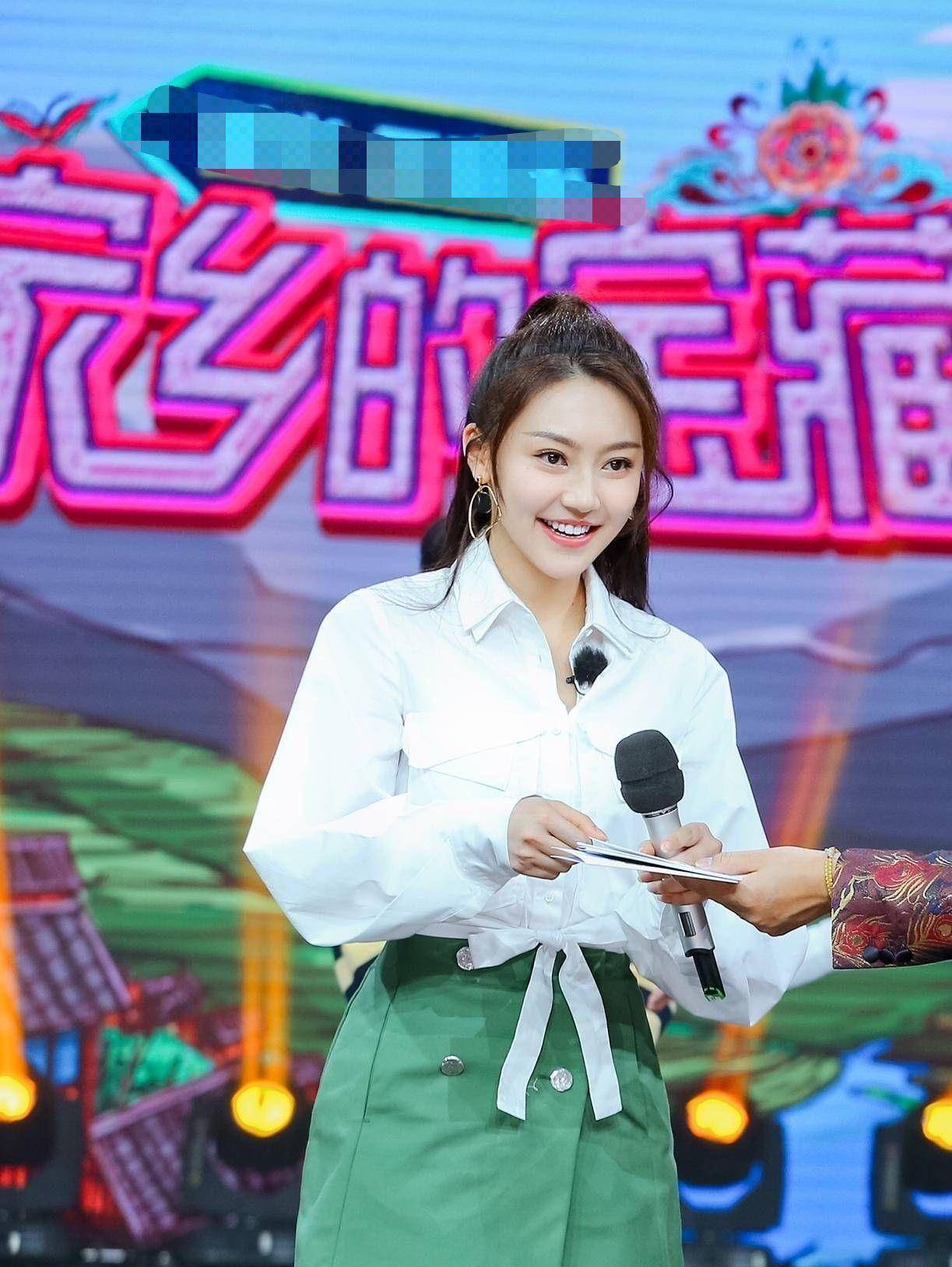 杨幂不再捧迪丽热巴而开始捧她?当看到真人后,网友:眼光独到!