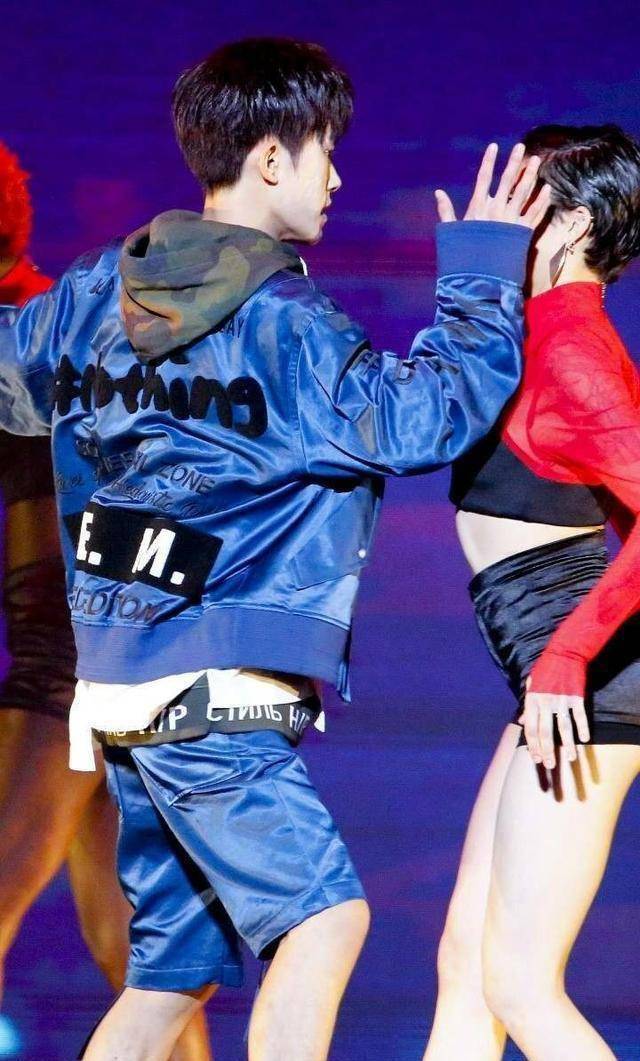 他还是tfboys里的露肉担当,露腹肌露肌肉,这个年龄最小的千玺都干了.