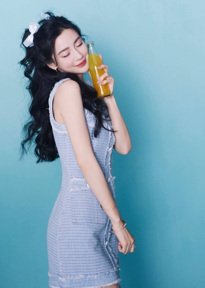 杨颖身着蓝色无袖裙糖度拉满 对镜比心少女感十足_写真_魅力_鲜花