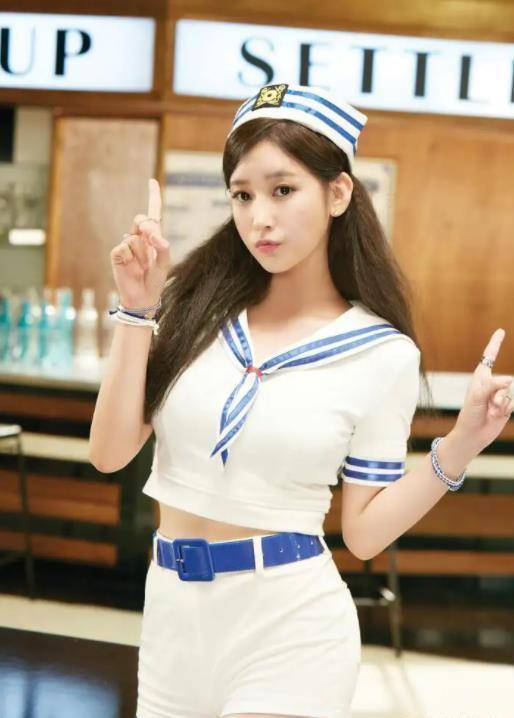 《tikitaka》都会,原以为他只是歌迷,没想到却是公然替女友打歌呢!