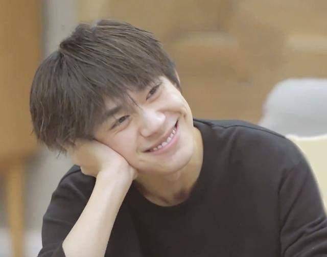 易烊千玺的一张错位图火了,易烊千玺被人调戏,神情写满娇羞_表演_伴舞