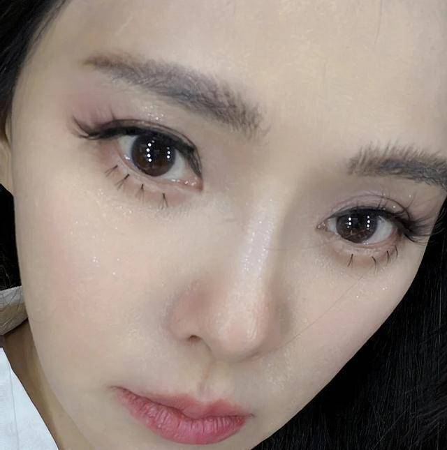 伊能静怼脸拍细节到位,54岁被爱情滋养的水润,网友:像杨幂_生活_秦昊