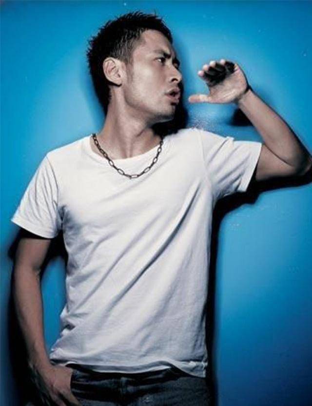 一首歌让他成男神级歌手,现在成这样,网友却还期待他出新歌_黄征_爱情