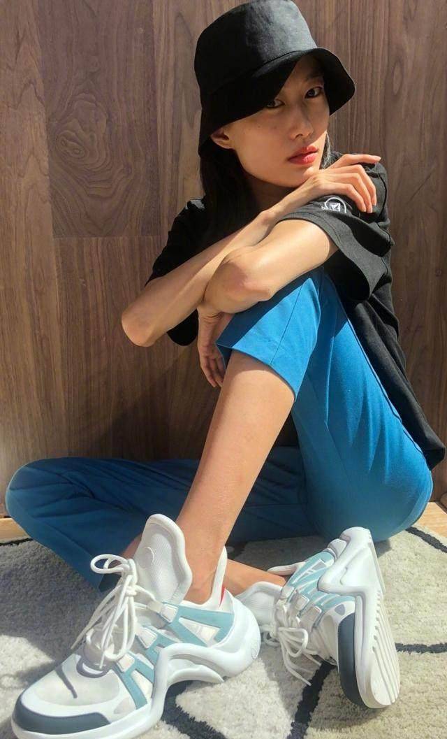 似乎现在的体重已经支撑不了这么高的个子,秦舒培身高177cm,体重却