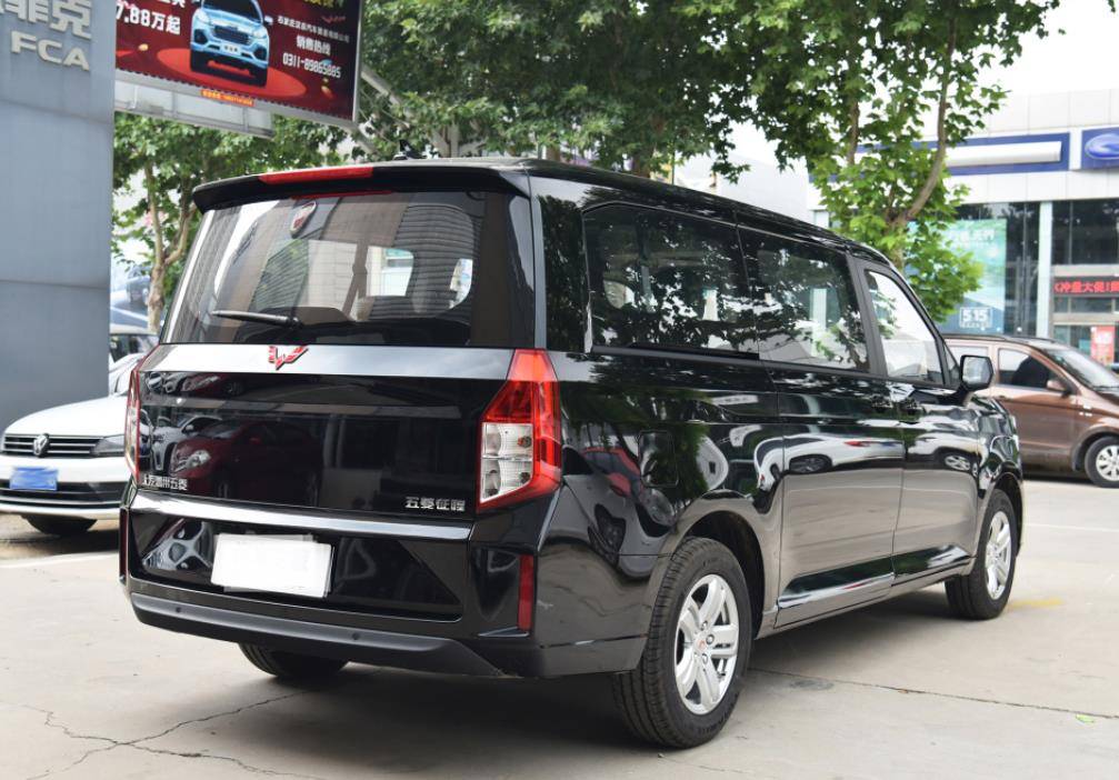 五菱超大9座车亮相,搭黄金动力总成,还有时尚双拼色_搜狐汽车_搜狐网