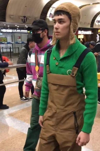 有一种"学不来"叫吴磊的穿搭,紧身毛衣搭背带裤,插兜走很自信_人气