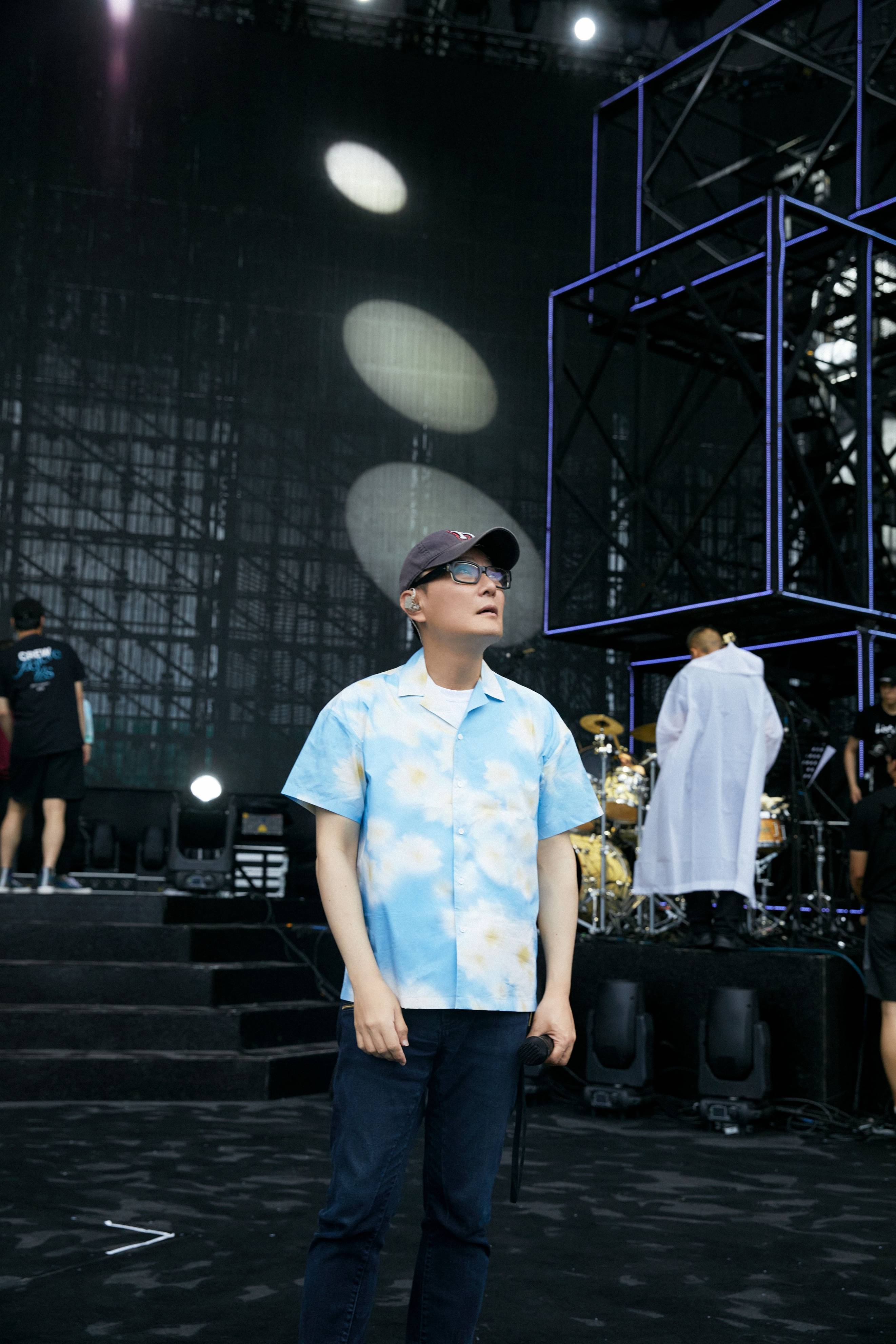 张信哲未来式2.0深圳站"唱出晴天",巡演至今超三百万人抢票