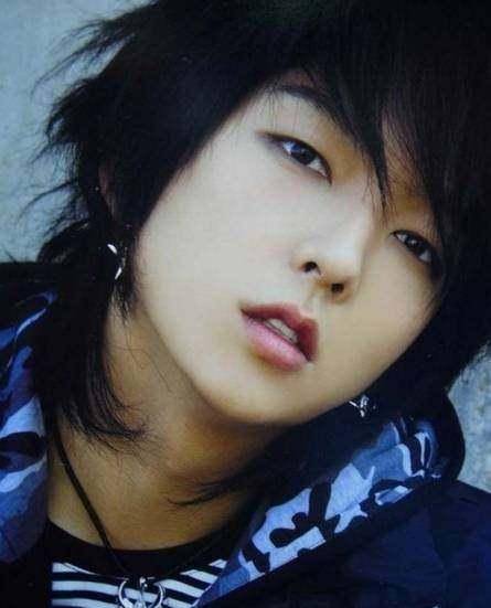 小时候的李准基,脸型五官就很标致,萌到化.