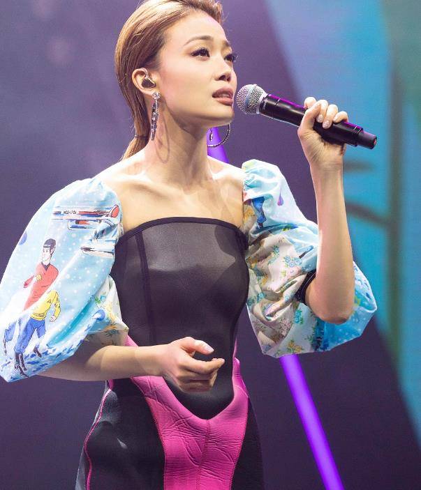 容祖儿演唱会的华丽装束引爆了时尚界,你敢穿吗?_风格_个性_衣服