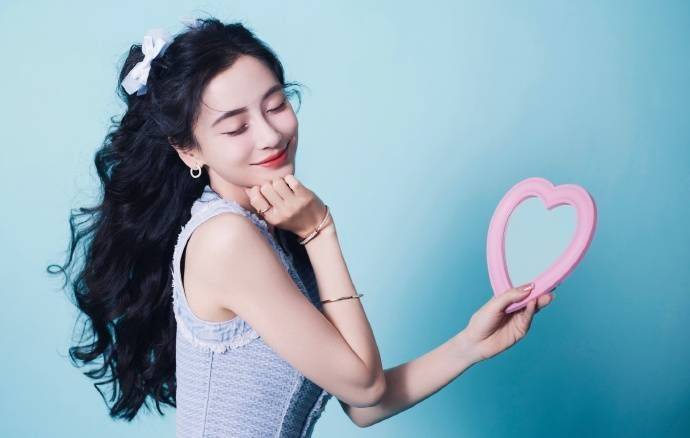 杨颖身着蓝色无袖裙糖度拉满 对镜比心少女感十足_写真_魅力_鲜花