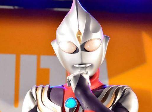 欧布奥特曼朝着迪迦奥特曼走去,说:"迪迦桑,有一个问题困扰了我好久