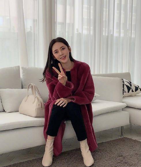 秋瓷炫于晓光再度秀恩爱,穿亮片连衣裙大秀美腿,脸上笑容真幸福_的