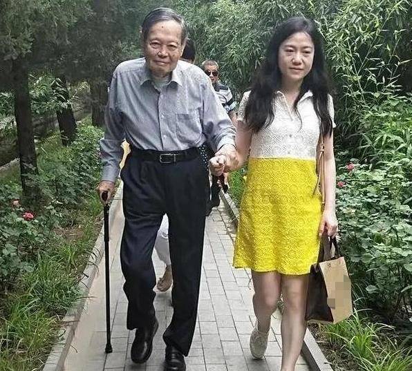 杨振宁对翁帆说：我去世后，鼓励你再婚，翁帆十三字回复让人动容-杨振宁和翁帆离婚