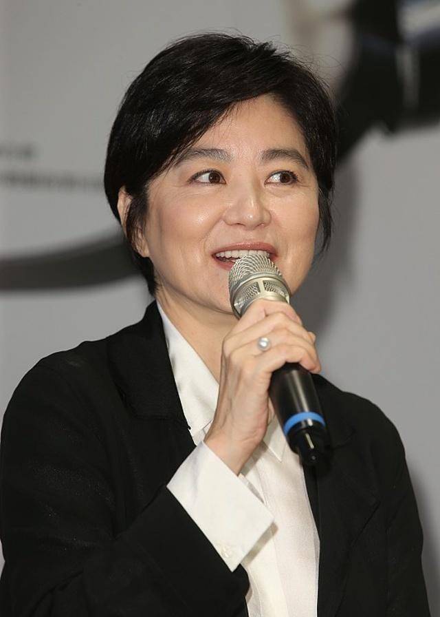 前些日子,看到林青霞的几张生活照,虽然脸上有皱纹,但却神采奕奕.