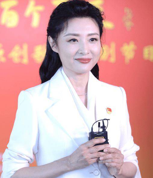 曾经电视一姐周涛再登台,和康辉海霞重聚,离职后演话剧做导演_工作