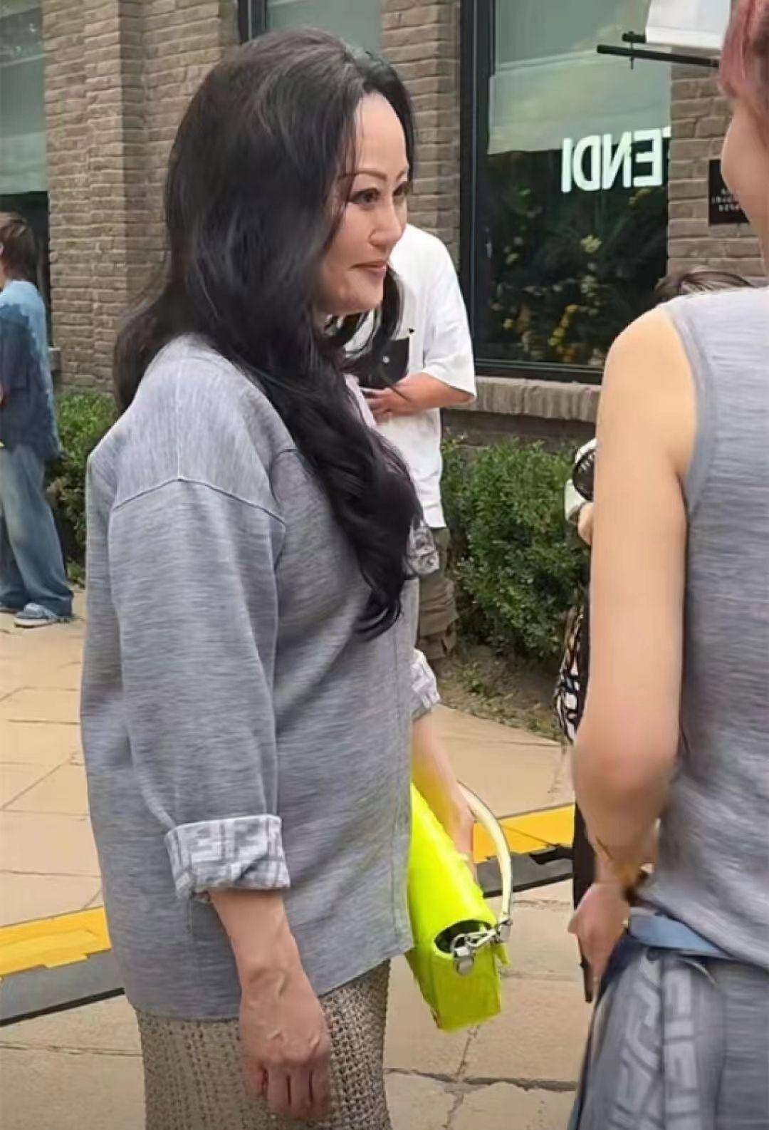 章小蕙生图状态太真实,脚踩小高跟鞋露出拇指外翻,脚部青筋凸起_风格