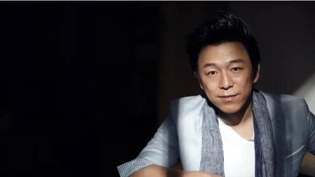 便就这样慢慢转化过来,但随着黄渤的年龄渐长,身上有的稳重感日渐强烈