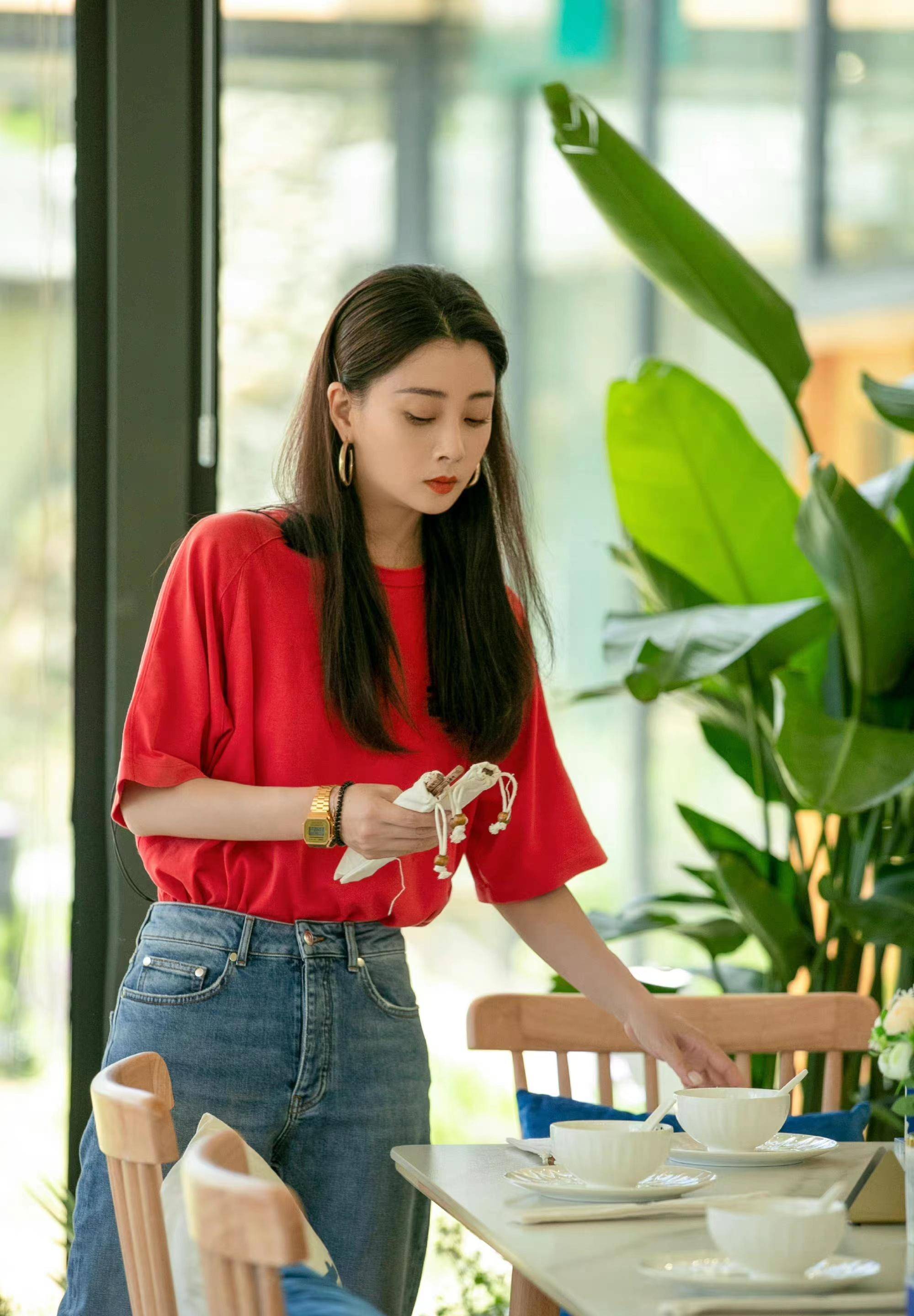 殷桃新造型《中餐厅》,红t恤配牛仔裤,减龄又显个性_红色_颜色_身材
