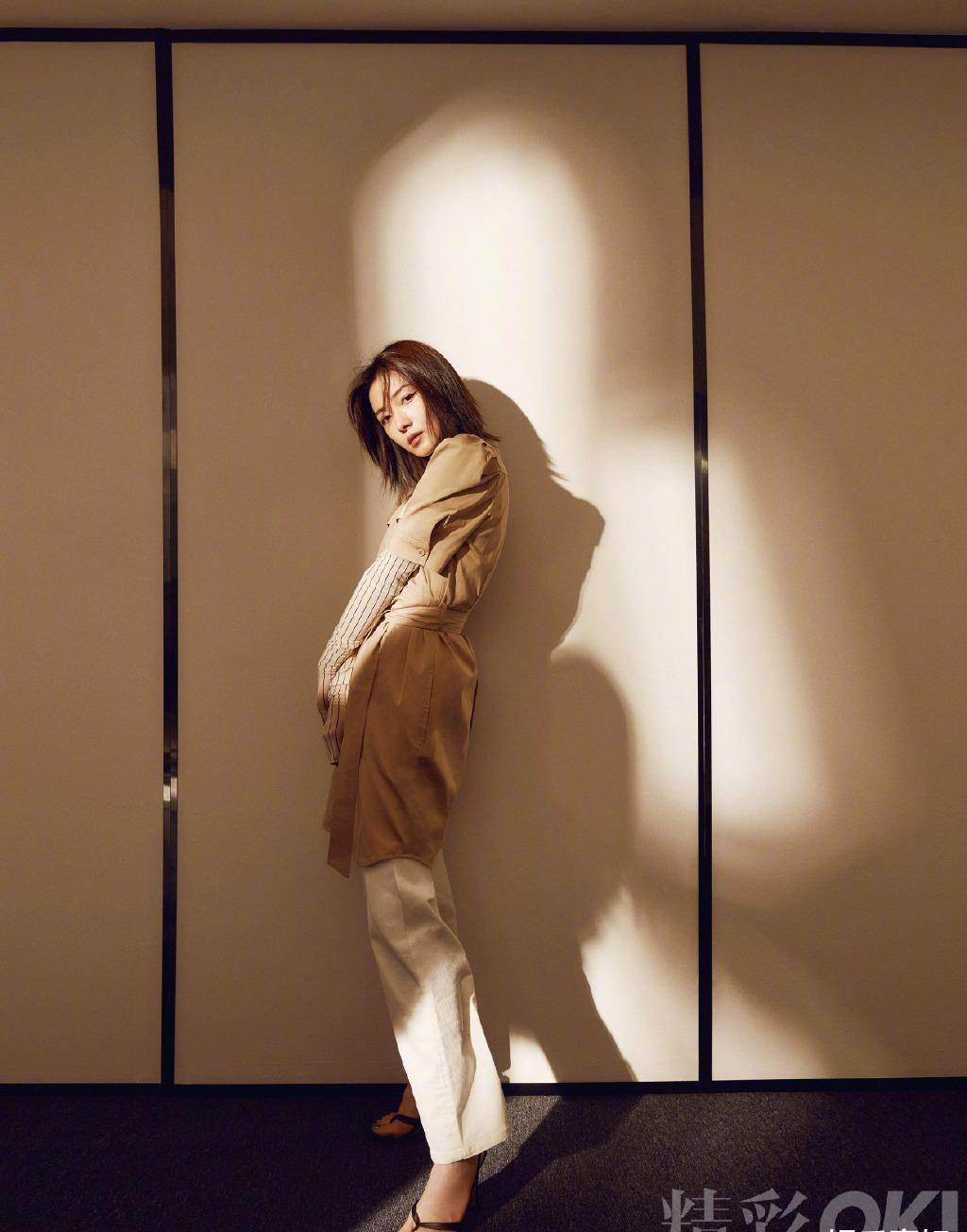 万茜《ok! 精彩》封面大片,燕尾眼线妆搭配利落时装,优雅又飒气