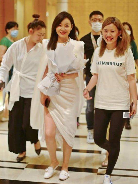 闫妮的气势也太强了,不笑的时候好严肃,看不出是佟掌柜,你怎么看?