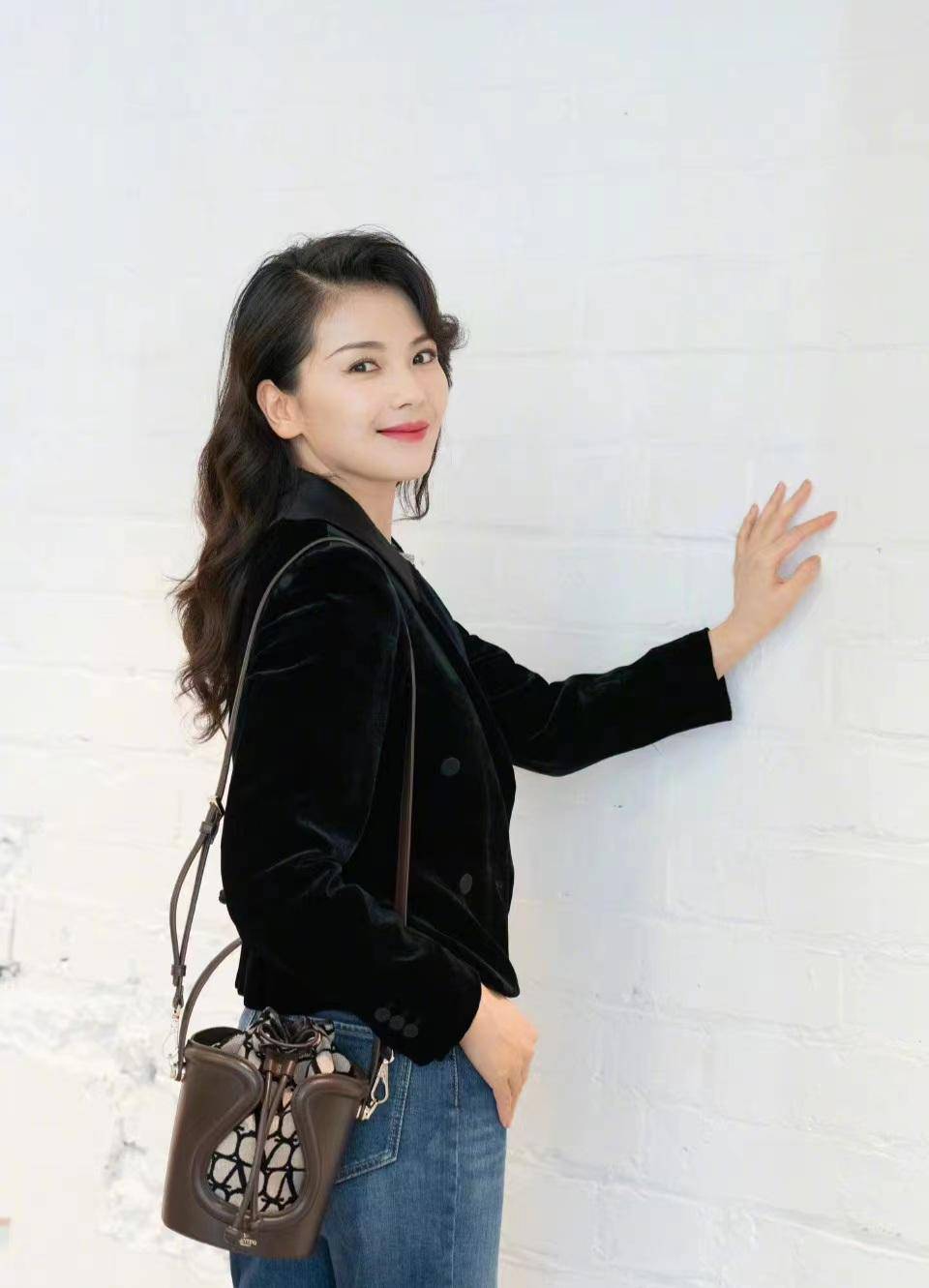 私服刘涛穿小黑西装牛仔裤减龄时尚,40 都不敢相信