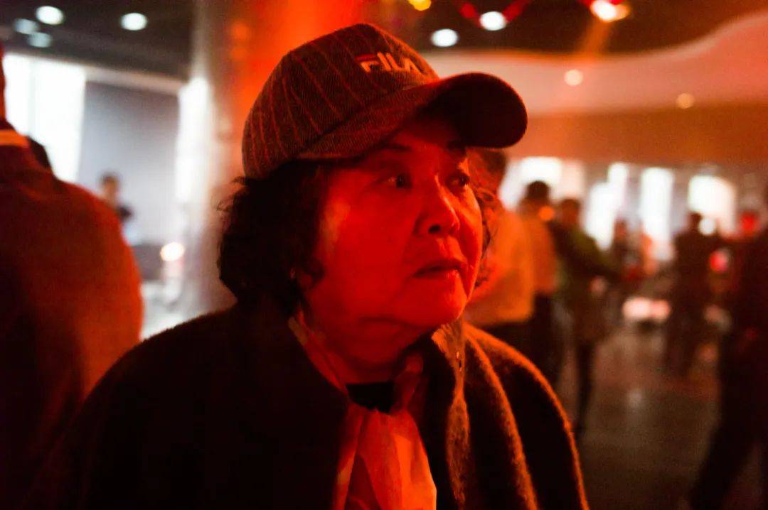 他拍下70岁上海阿姨的爱与欲，鲜活生猛