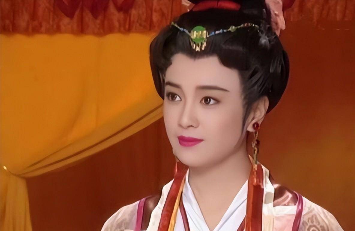 但小编还是认为剧中最亮眼的是傅艺伟饰演的杨吉儿,当真是"回眸一笑