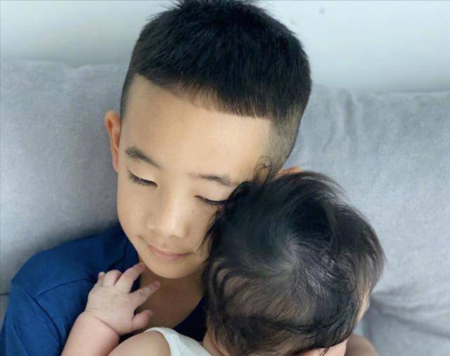 因此来说二宝有又多又黑的头发,肯定是二宝遗传了应采儿的基因.