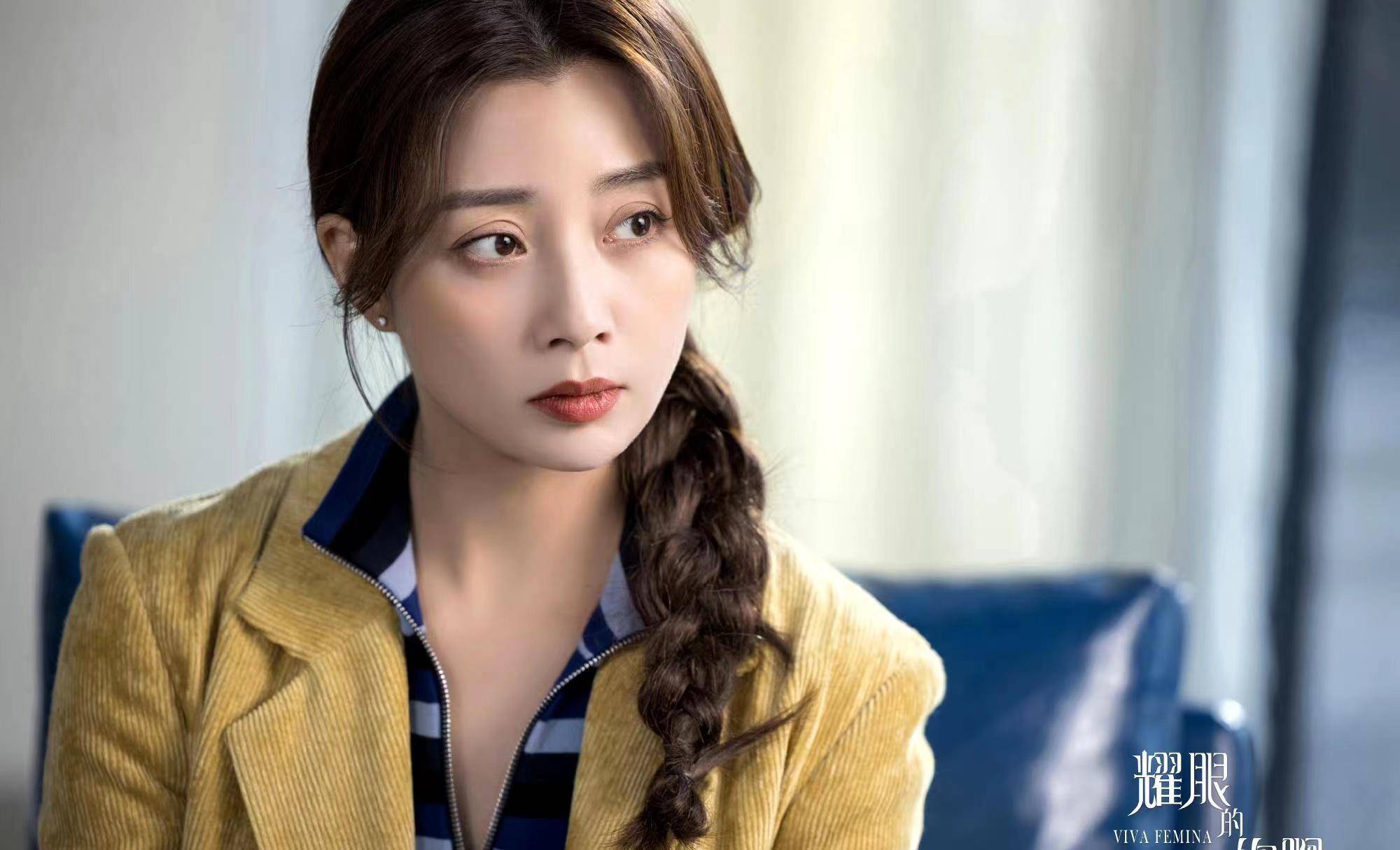 新剧殷桃就这么穿,条纹下装搭配灯芯绒西装减龄又显气质!