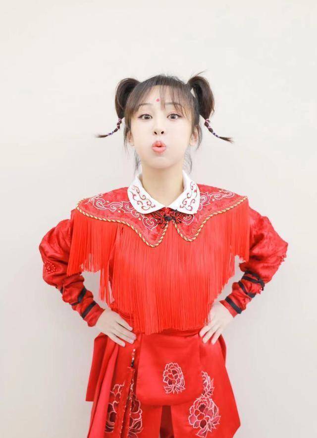 可以进行混搭,红色系的套装加上哪吒头,自然散发出红