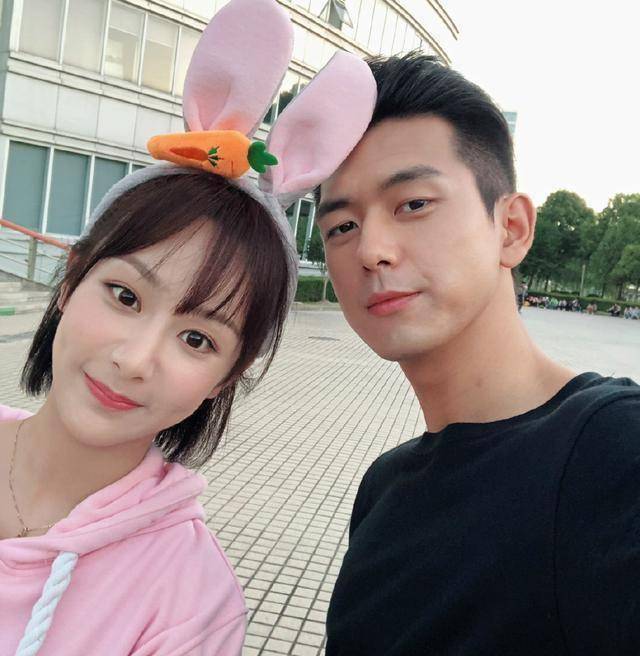 虽然杨紫李现是一对非常甜蜜的影视cp,但是真人却几乎没有被磕过cp