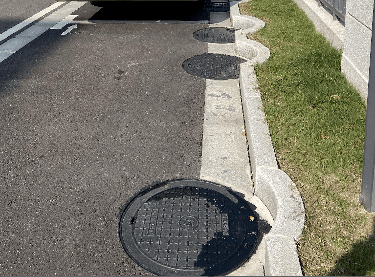 路面阴阳井为了消除路面上这些"大铁饼",美化园区景观效果,垠坤再一次