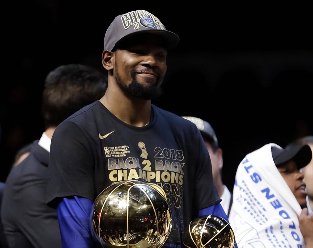 3,2017年杜兰特,35.2分8.2篮板5.4助攻1抢断1.