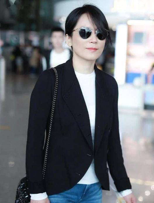 俞飞鸿又穿黑色西装走机场,换了一条裤子,气质就减龄了_女神_时尚