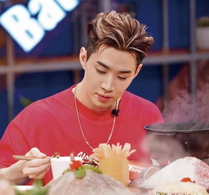 张艺兴束手无措认领"宝贝"头衔,表情委屈搞笑_韩庚_盘子_弟弟