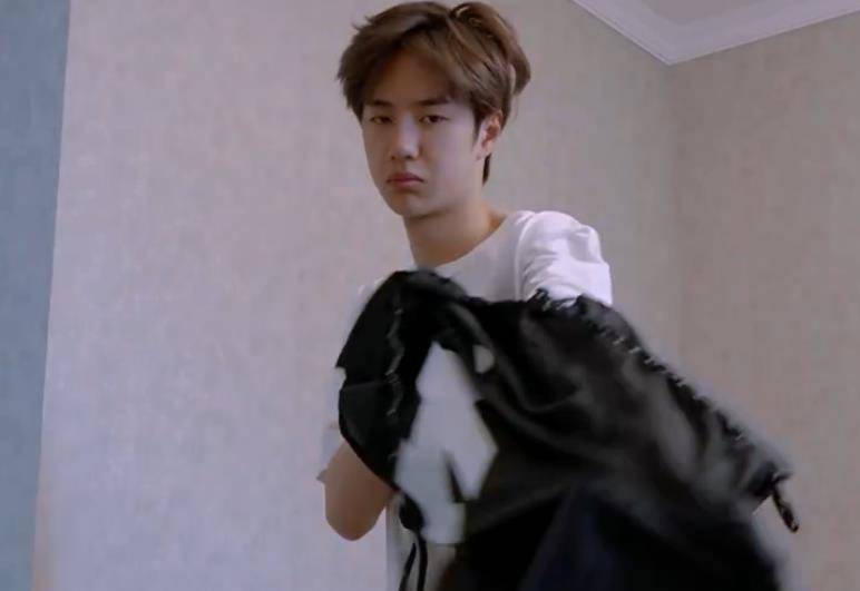 有种"起床气"叫王一博,素颜状态下被怼脸拍,奶凶奶凶的太可爱_高冷